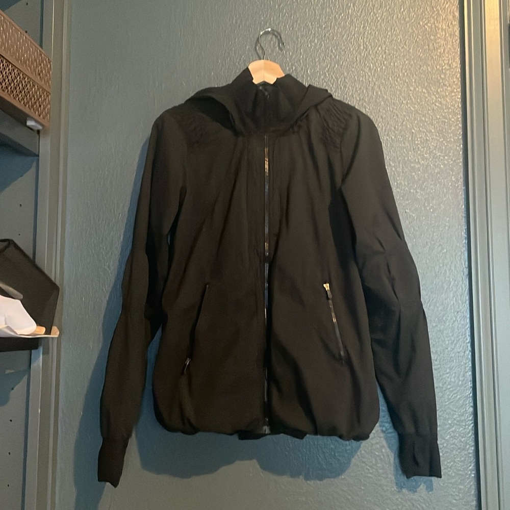 EUC Lululemon size 6 bubble hem ruffle detail hooded jacket black